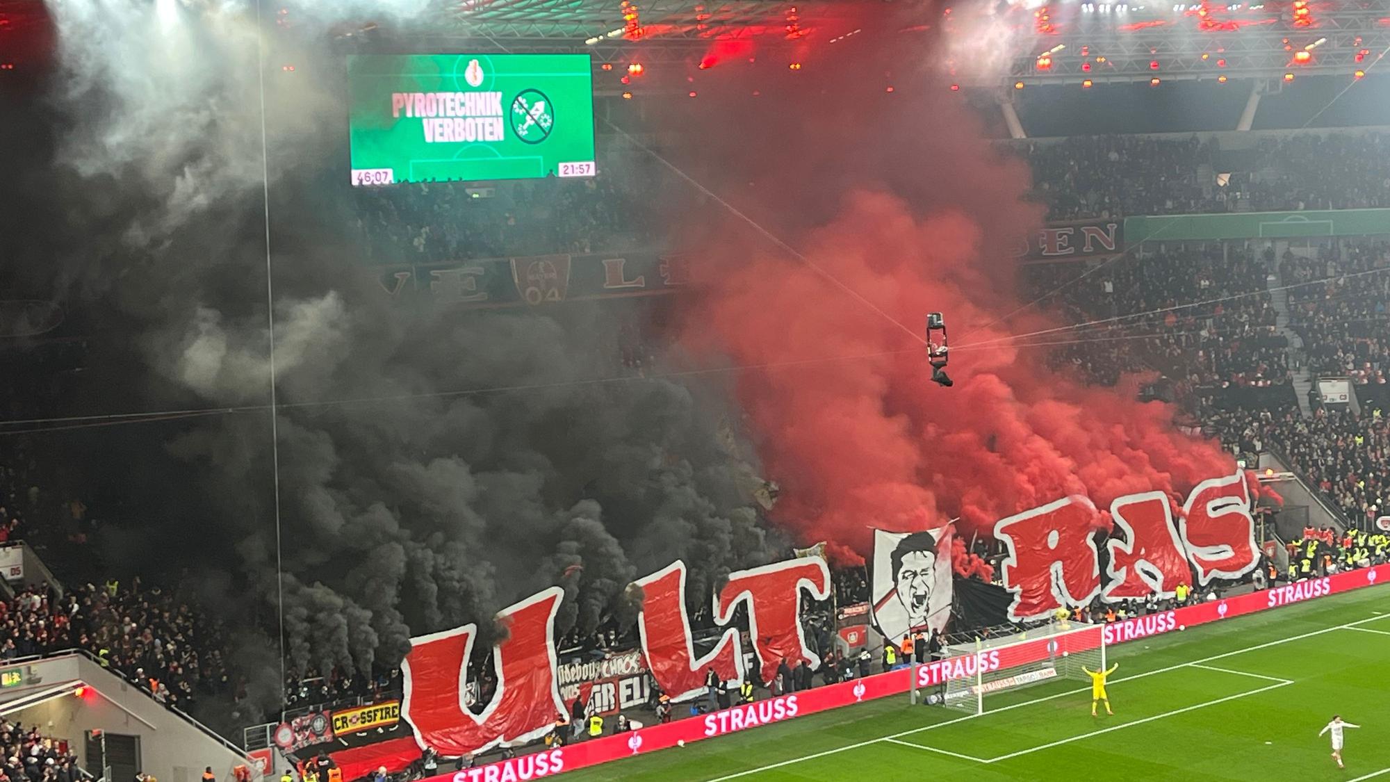 Rauschwaden in der Nordkurve der Bay-Arena