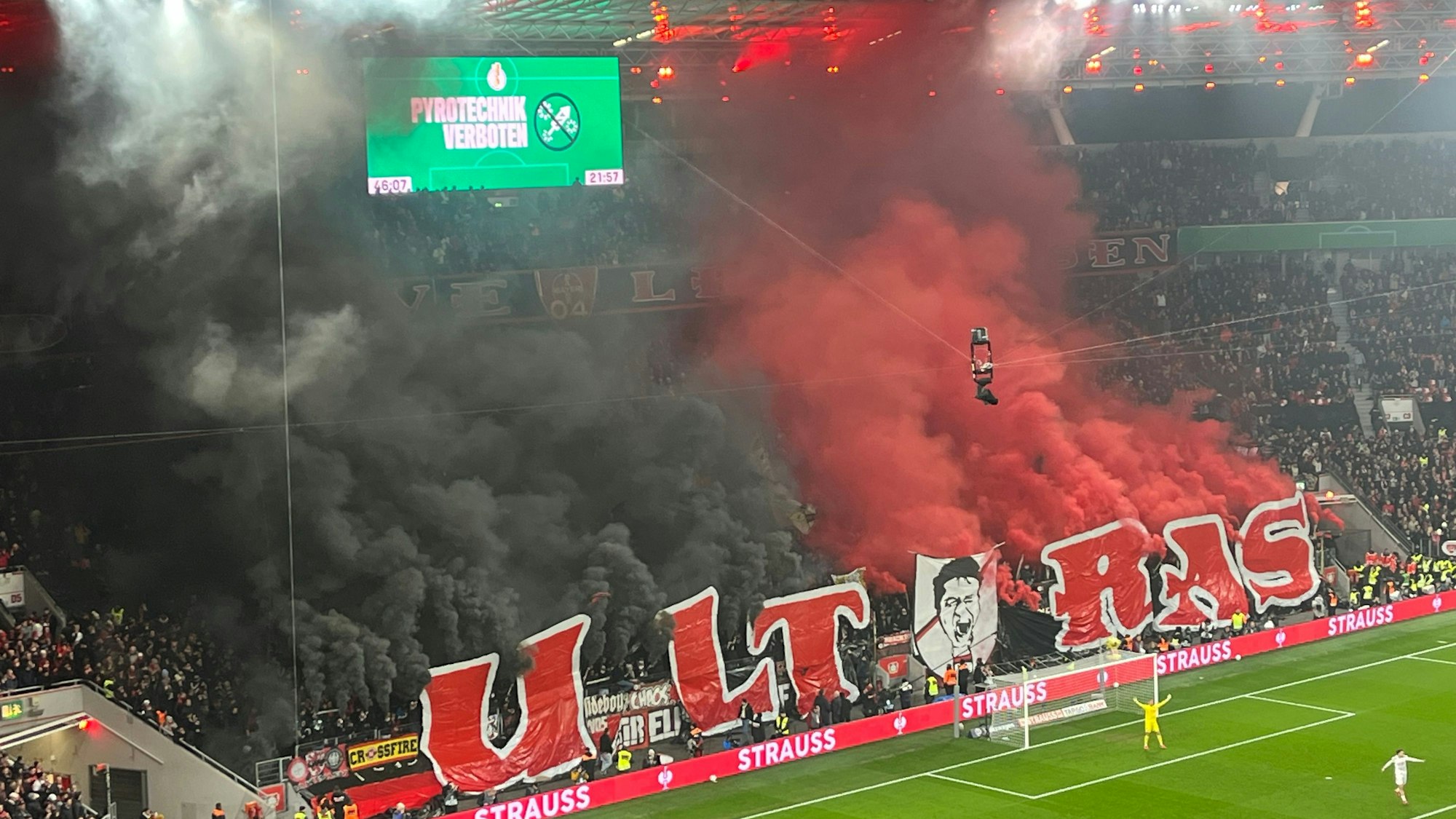 Rauschwaden in der Nordkurve der Bay-Arena