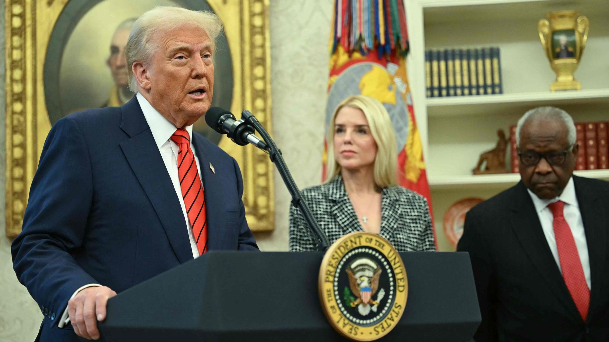 US-Präsident Donald Trump spricht vor der Vereidigung von Pam Bondi als US-Generalstaatsanwältin im Oval Office des Weißen Hauses in Washington, DC, am 5. Februar 2025. Richter des Obersten Gerichtshofs der USA, Clarence Thomas, steht dabei.