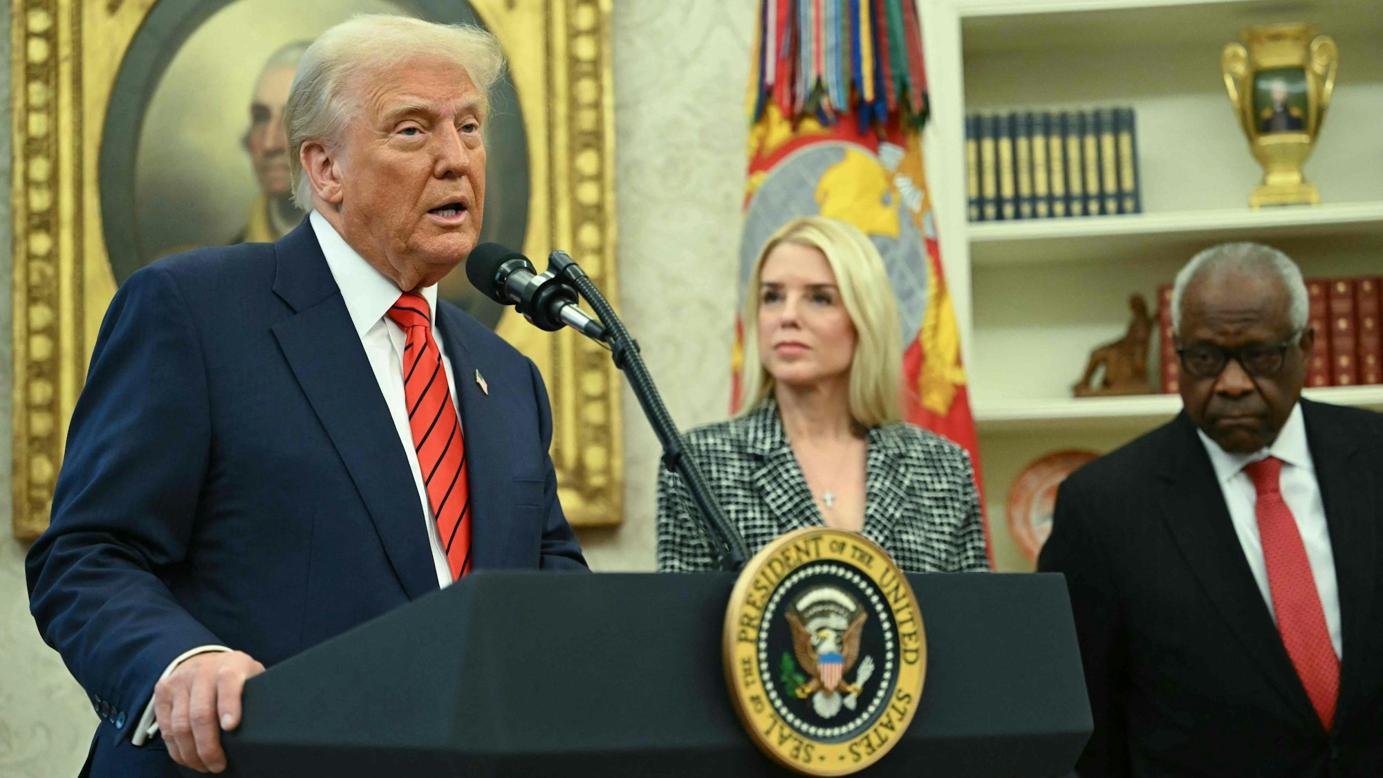 US-Präsident Donald Trump spricht vor der Vereidigung von Pam Bondi als US-Generalstaatsanwältin im Oval Office des Weißen Hauses in Washington, DC, am 5. Februar 2025. Richter des Obersten Gerichtshofs der USA, Clarence Thomas, steht dabei.