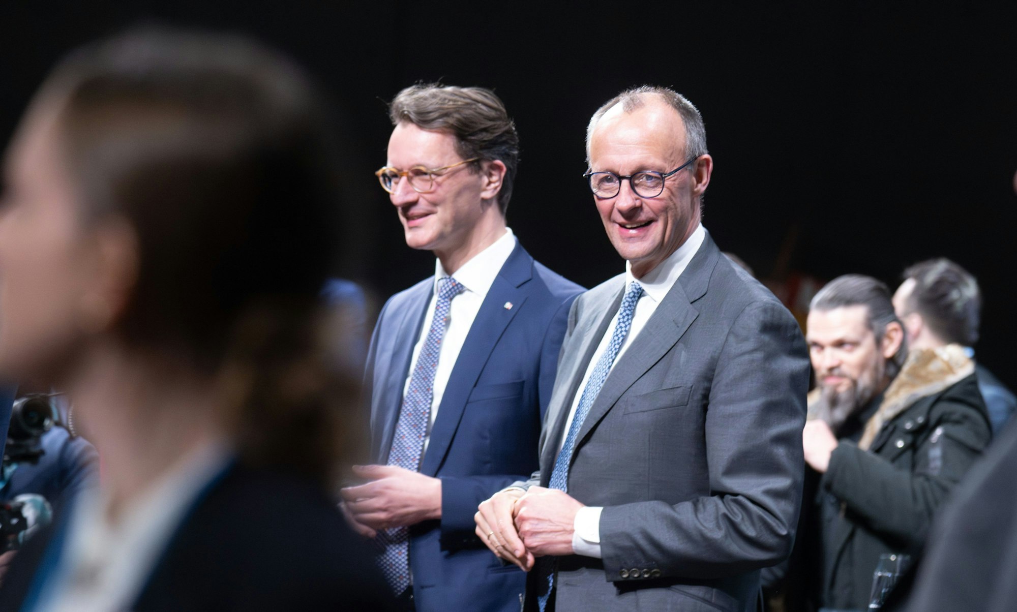 Kanzlerkandidat Friedrich Merz (r, CDU) zusammen mit Hendrik Wüst, Ministerpräsident von Nordrhein-Westfalen, bei einer Wahlkampfveranstaltung