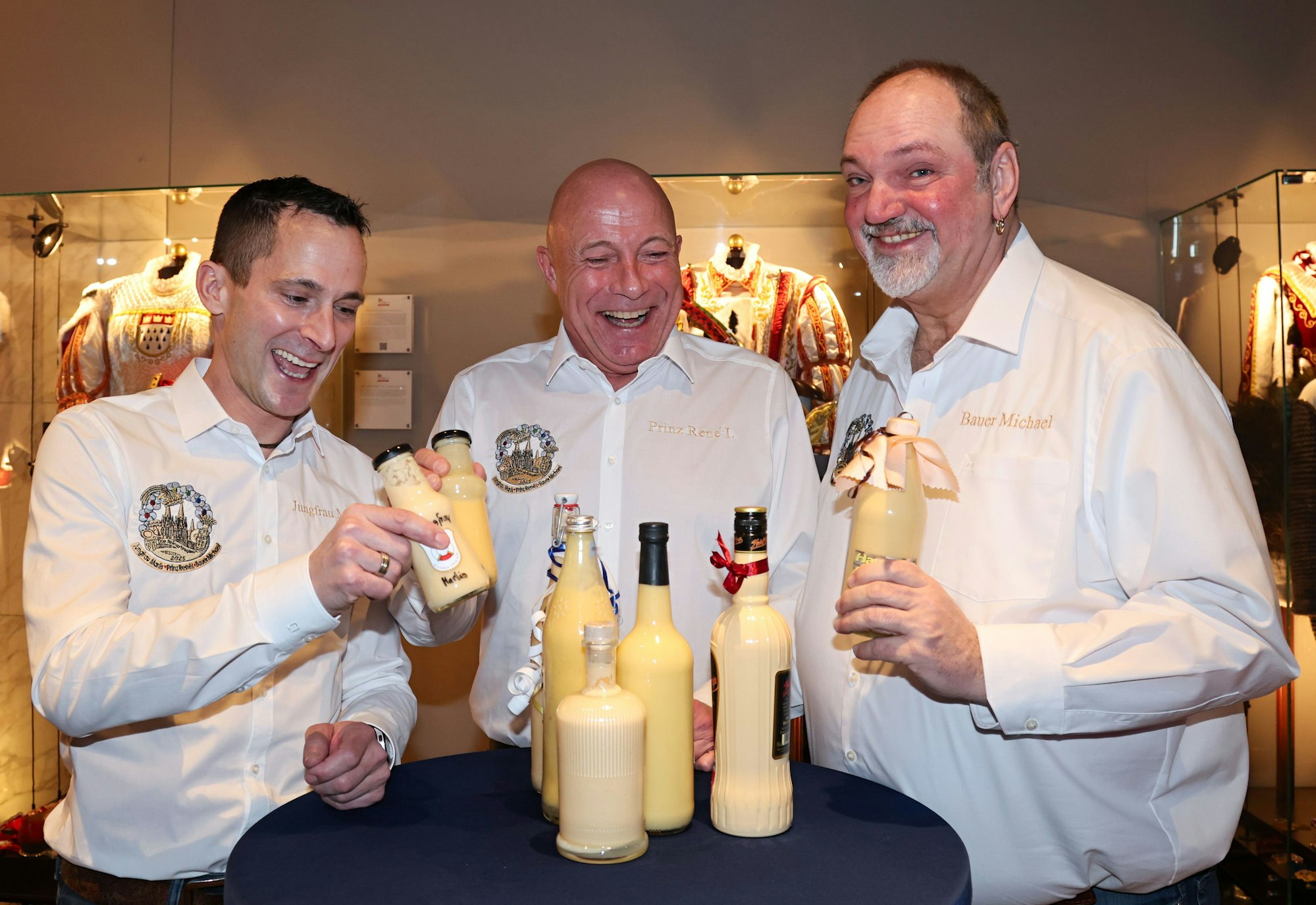 Jungfrau Marlis, Prinz René und Bauer Michael mit Eierlikör-Flaschen