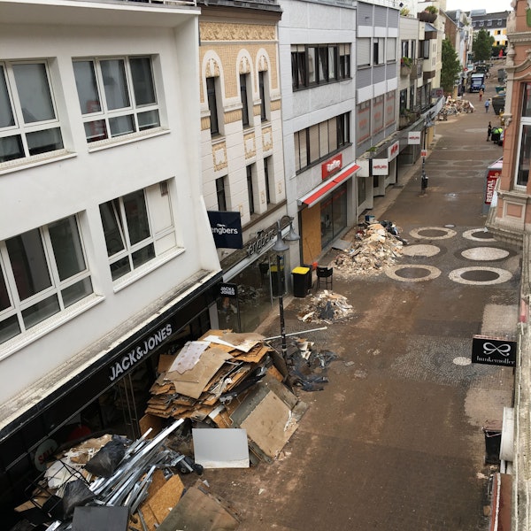 Vor den Ladenlokalen in der verschlammten Neustraße türmt sich der Sperrmüll.