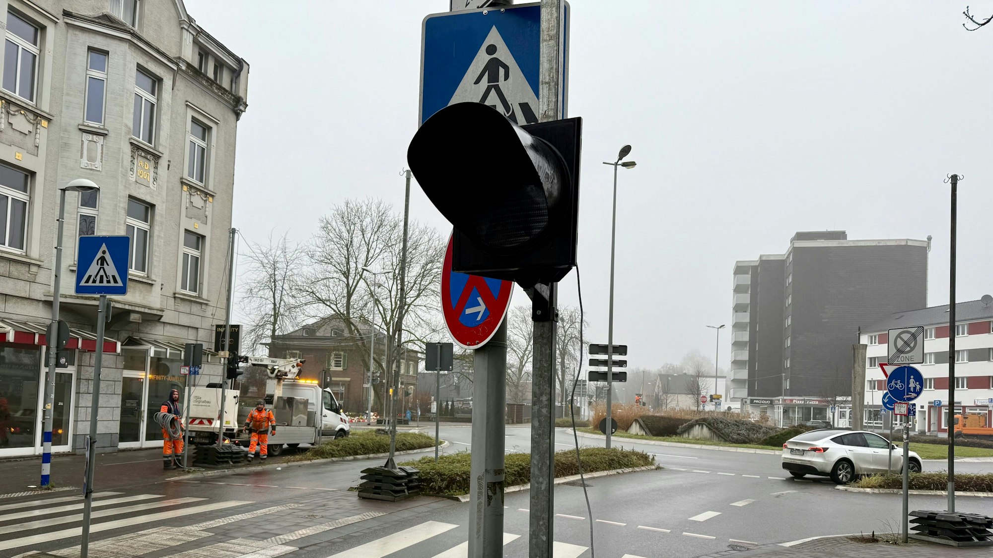 Am Mittwoch, 5. Februar, wurden die Warnleuchten rund um den Kreisverkehr angeschlossen.