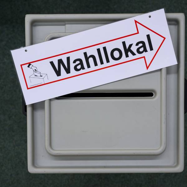 In einem Raum der Wahlleitung der Stadt Cottbus liegt ein Schild mit der Aufschrift «Wahllokal» auf einer Wahlurne.