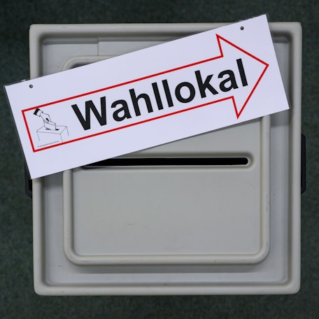 In einem Raum der Wahlleitung der Stadt Cottbus liegt ein Schild mit der Aufschrift «Wahllokal» auf einer Wahlurne.