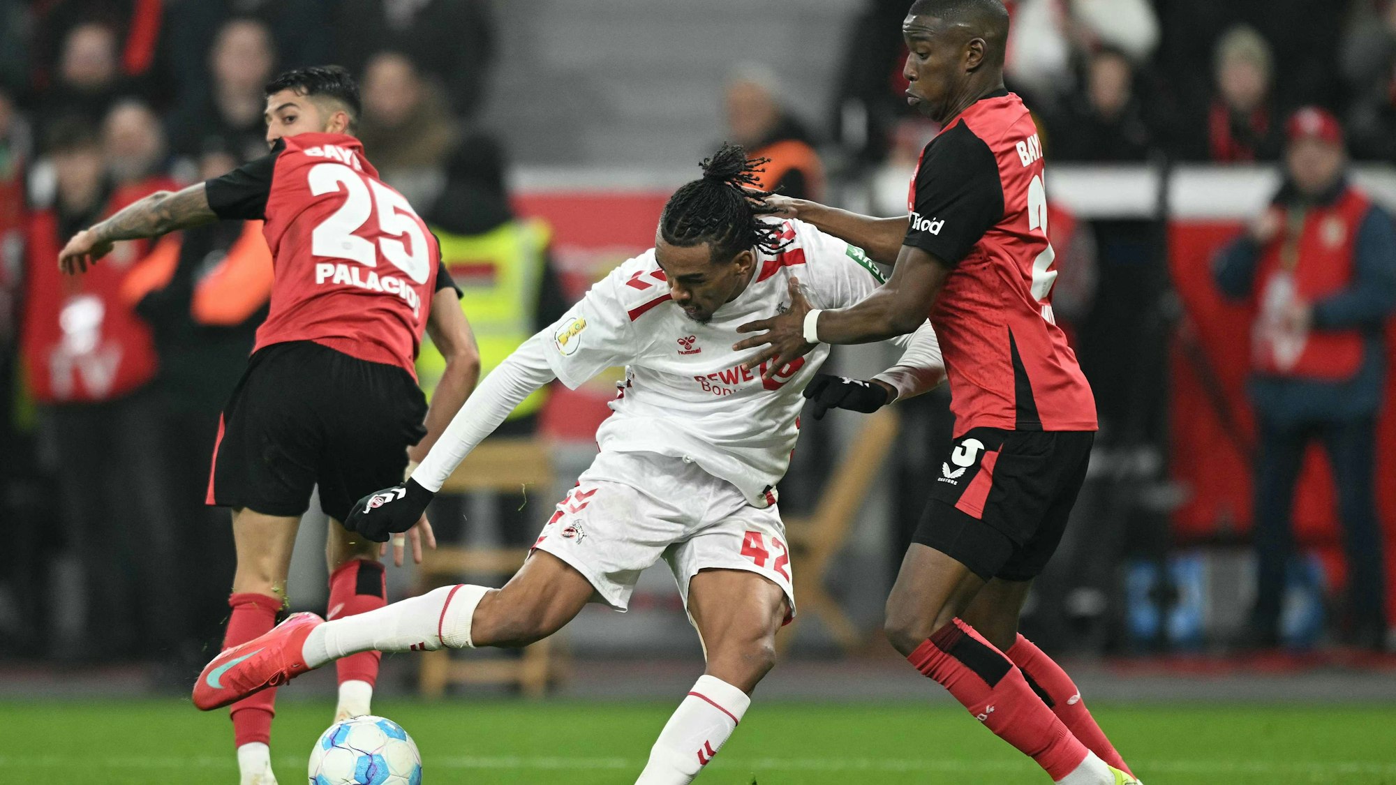 Damion Downs trifft kurz vor dem Pausenpfiff zum 1:0 gegen Leverkusen.