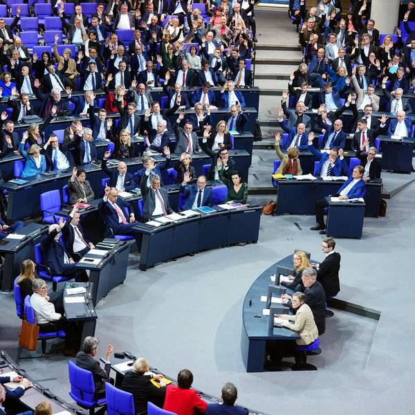 ADie Mitglieder des Deutschen Bundestages stimmen über die Tagesordnung zur Zulassung der Abstimmung über das Zustrombegrenzungsgesetz der Union ab. Das Gesetz fand später keine Mehrheit.