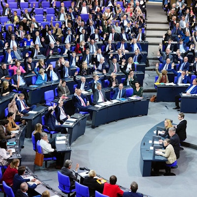ADie Mitglieder des Deutschen Bundestages stimmen über die Tagesordnung zur Zulassung der Abstimmung über das Zustrombegrenzungsgesetz der Union ab. Das Gesetz fand später keine Mehrheit.