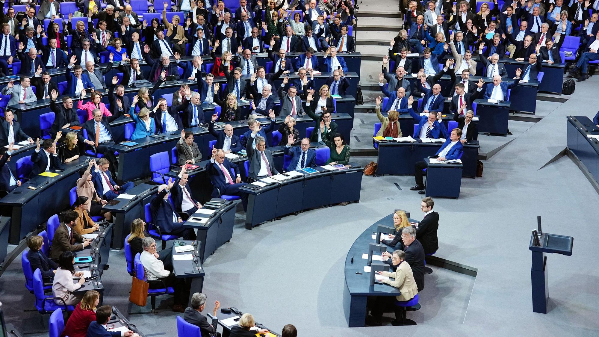 ADie Mitglieder des Deutschen Bundestages stimmen über die Tagesordnung zur Zulassung der Abstimmung über das Zustrombegrenzungsgesetz der Union ab. Das Gesetz fand später keine Mehrheit.