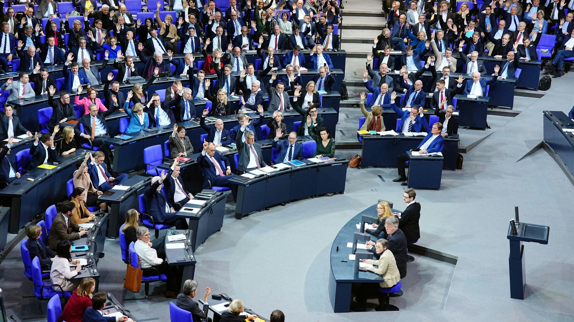 ADie Mitglieder des Deutschen Bundestages stimmen über die Tagesordnung zur Zulassung der Abstimmung über das Zustrombegrenzungsgesetz der Union ab. Das Gesetz fand später keine Mehrheit.