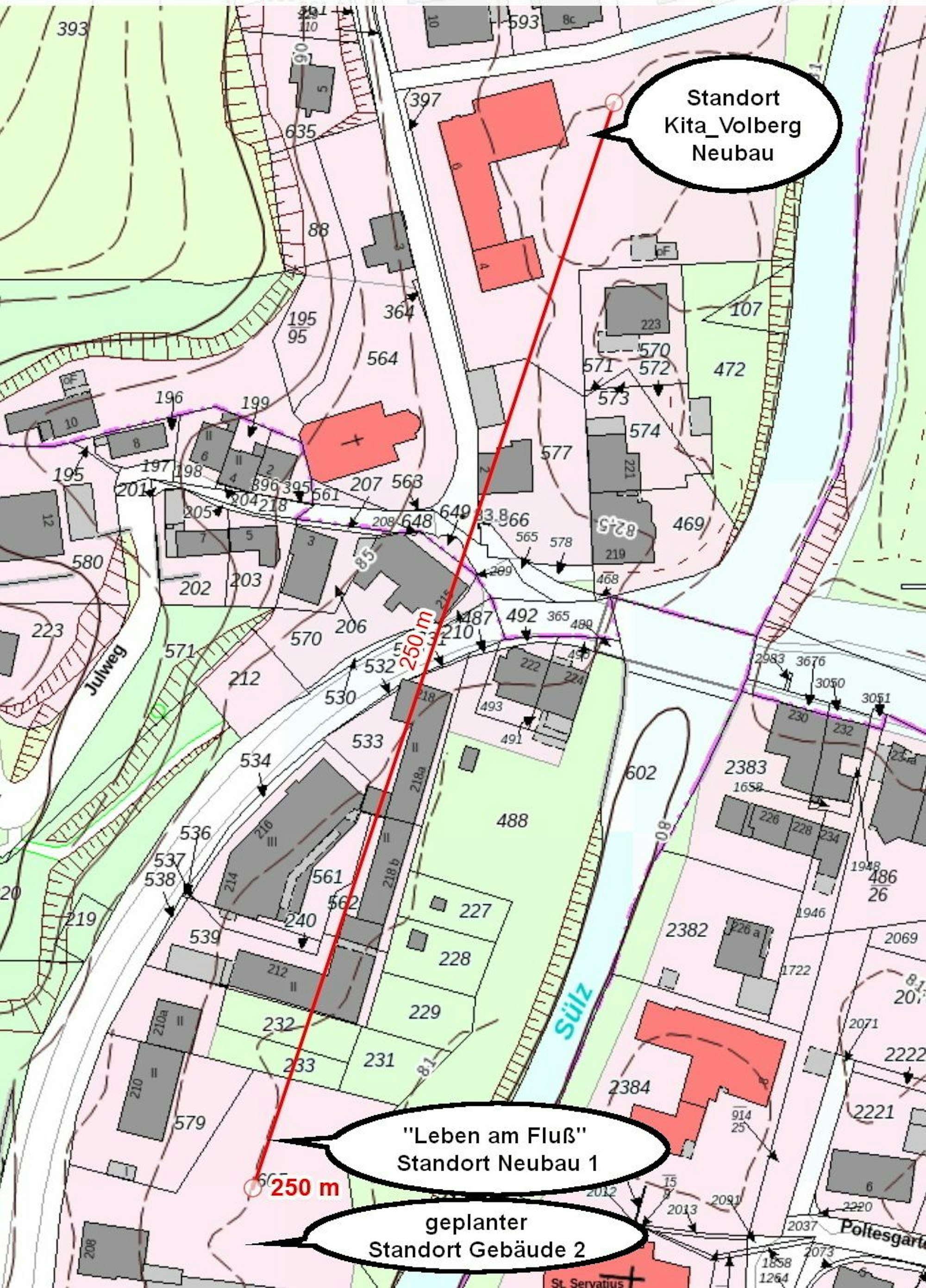 Der aus Sicht des Vereins Lebenswertes Sülztal vorbildliche Neubau der Kita Volberg liegt nur 250 Meter von dem Neubauprojekt „Leben am Fluss“. Der Verein vergleicht die beiden Projekte in unmittelbarer Sülznähe.