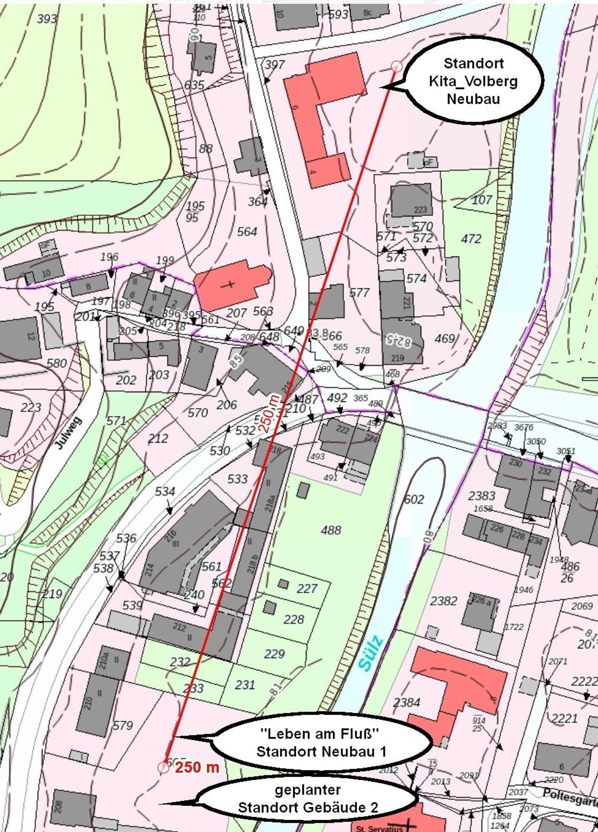 Der aus Sicht des Vereins Lebenswertes Sülztal vorbildliche Neubau der Kita Volberg liegt nur 250 Meter von dem Neubauprojekt „Leben am Fluss“. Der Verein vergleicht die beiden Projekte in unmittelbarer Sülznähe.