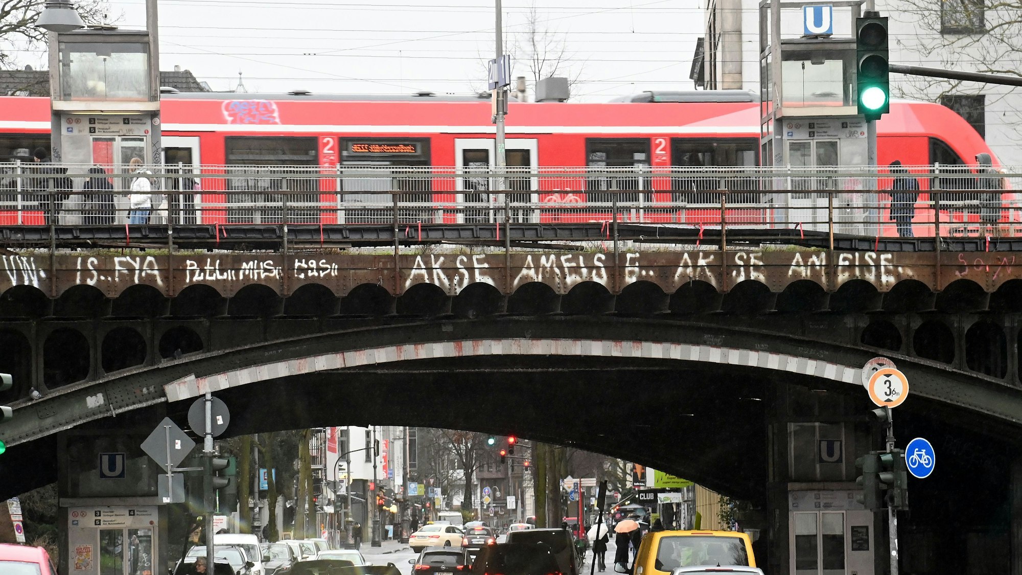 Der Bahnübergang an der Venloer Straße