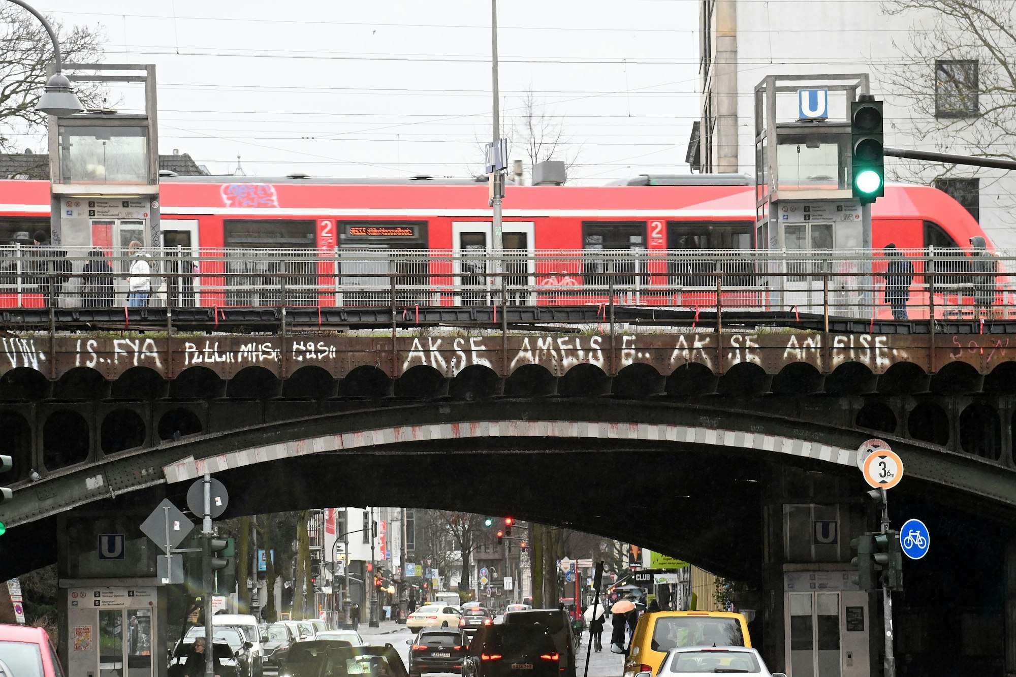 24.01.2025 Köln. Der Bahnübergang auf der Venloer Straße.