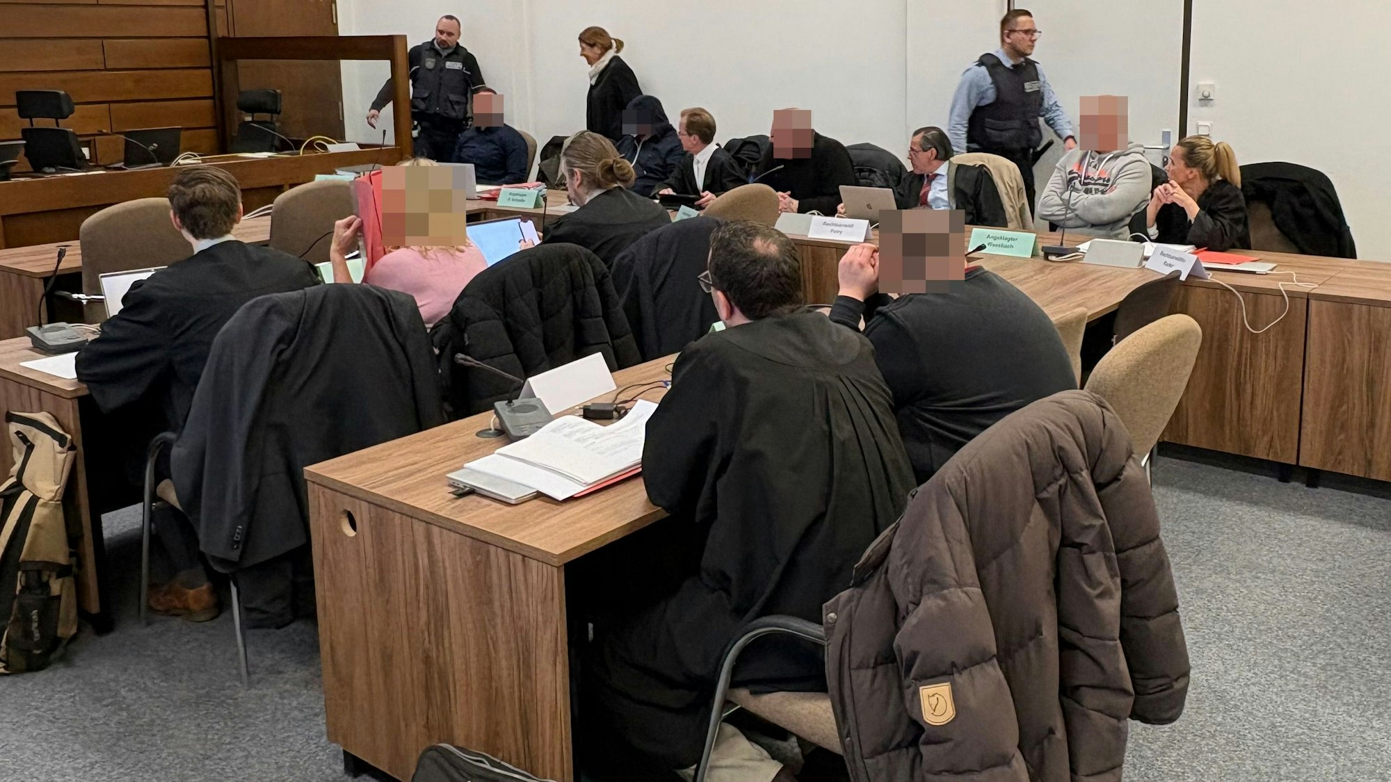 Die Angeklagten mit ihren Verteidigern beim Prozessauftakt vor dem Kölner Landgericht