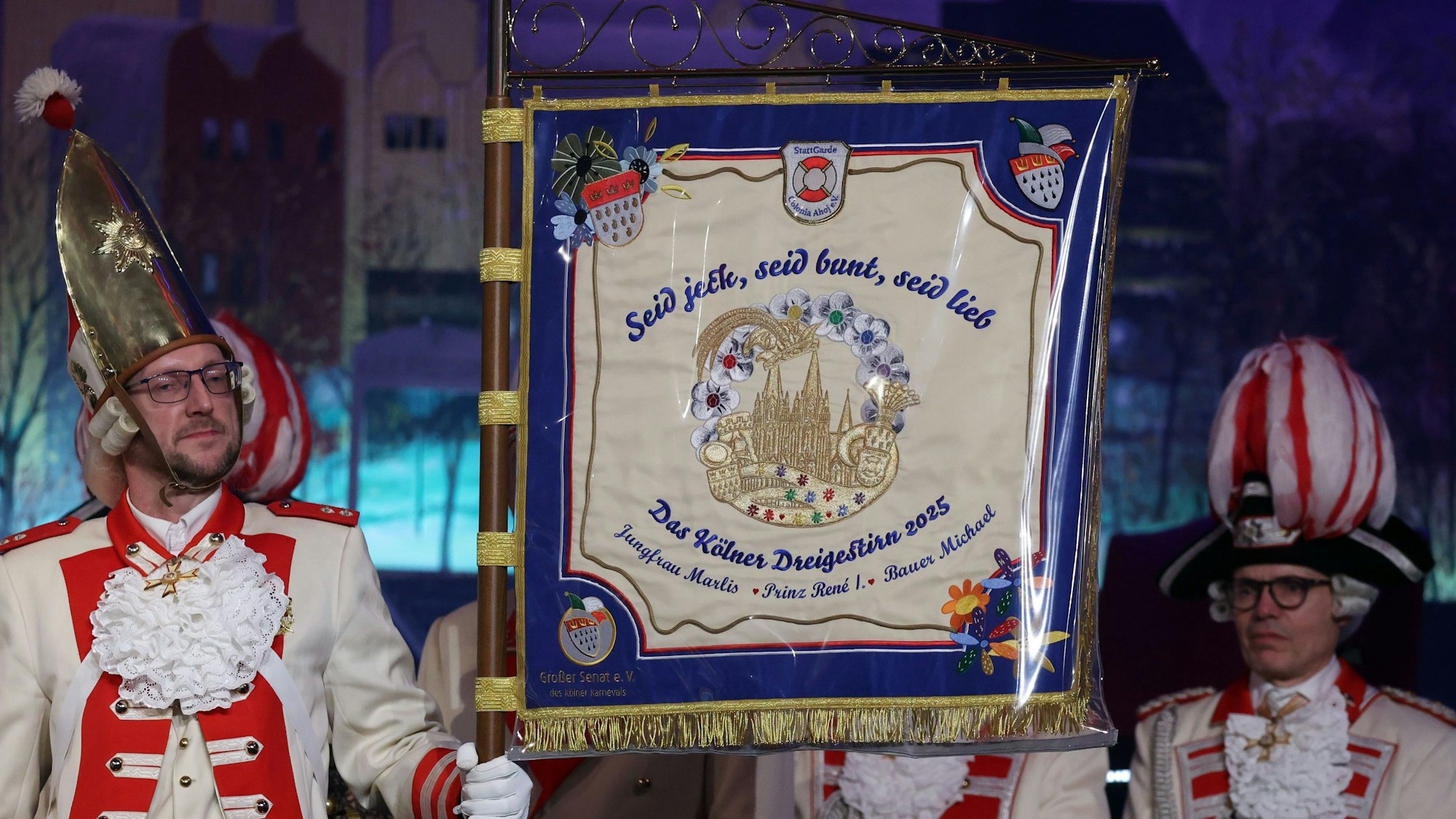 Zur Proklamation des Kölner Dreigestirns im Gürzenich wurde die Plagge präsentiert.