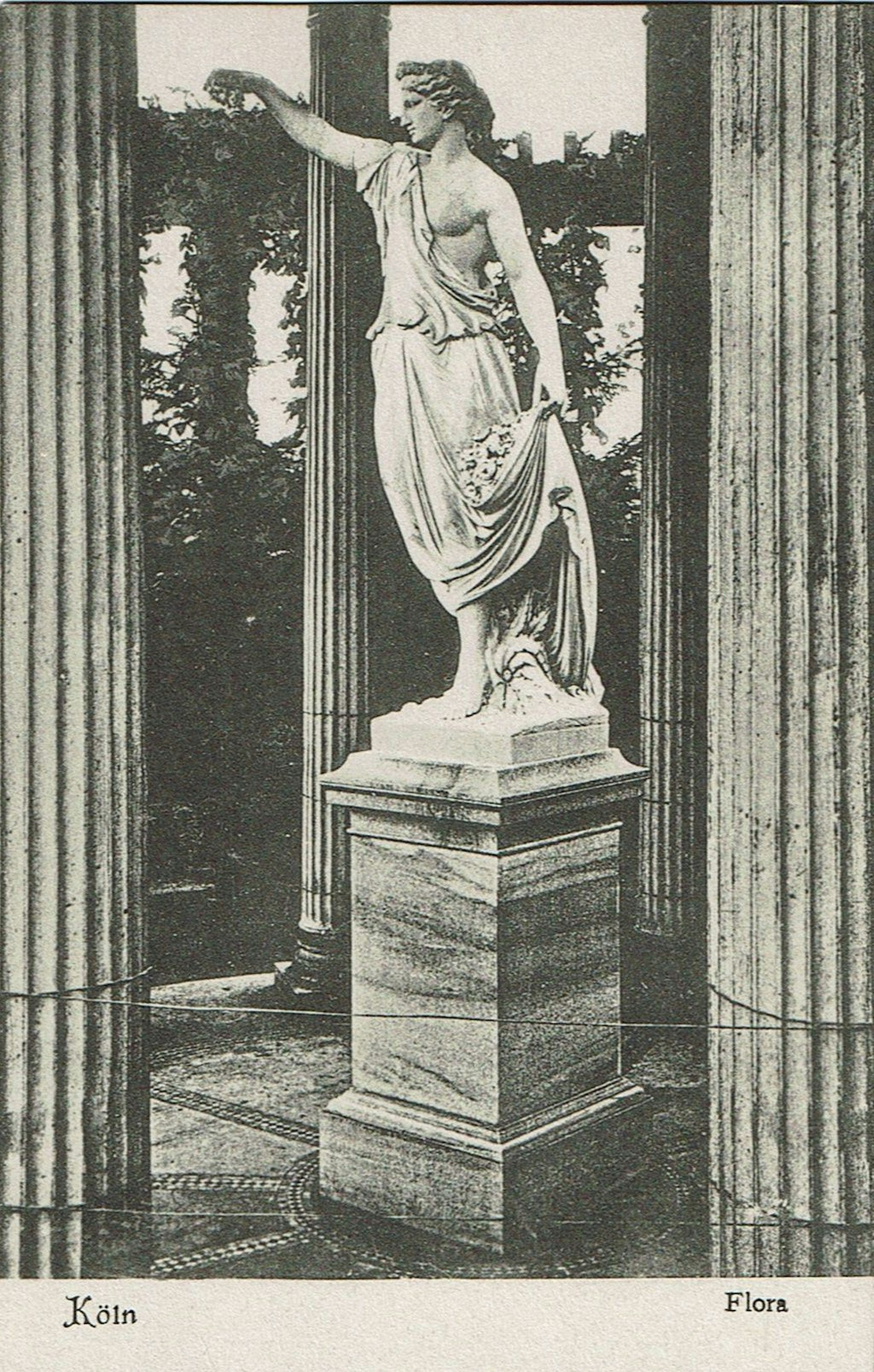 Flora-Figur. Die Figur ist bis heute verschollen, es gibt aber Pläne, den Tempel mit der Figur nachzubilden.