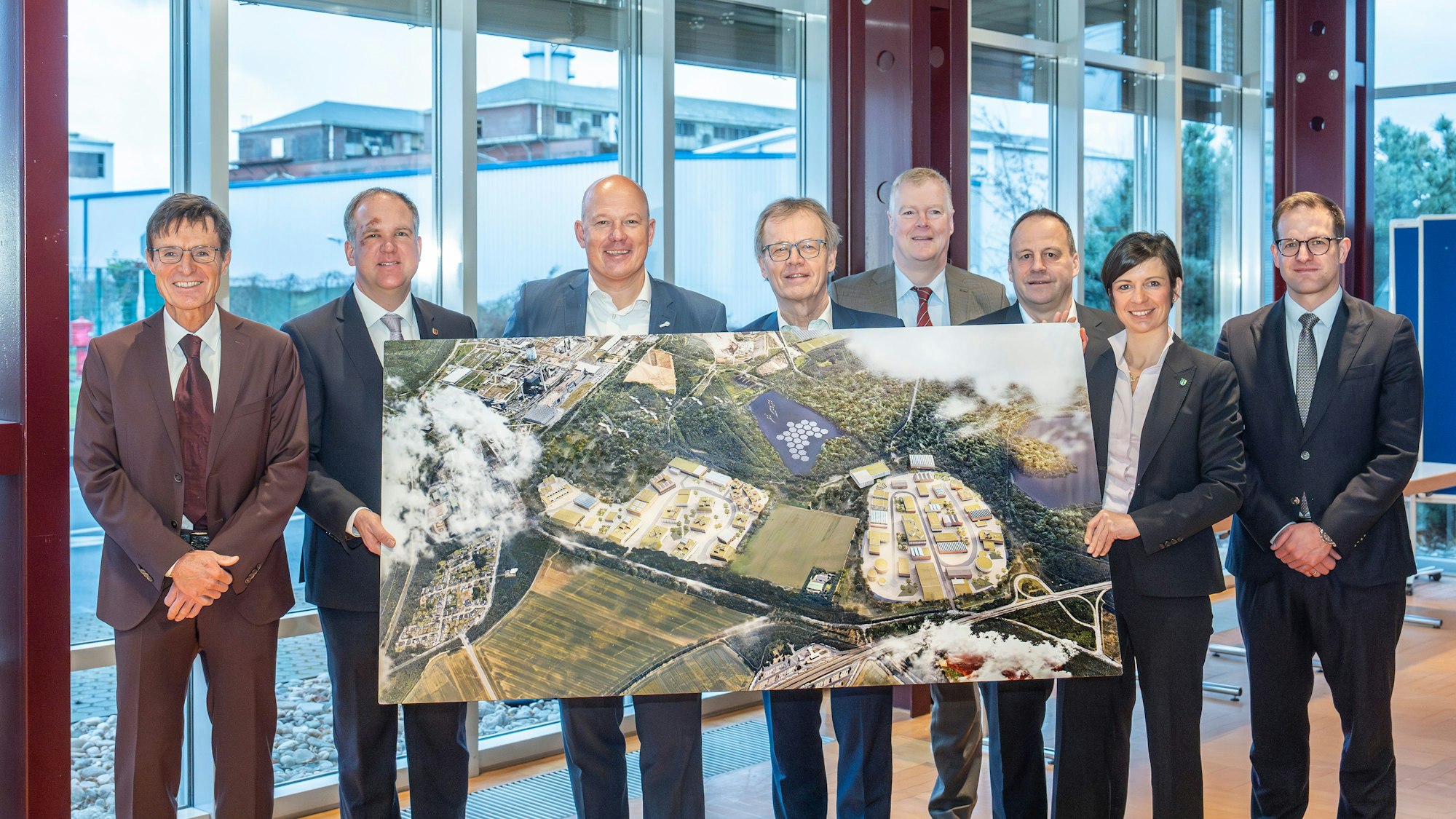 Das Foto zeigt die Vertreter der beteiligten Städte, des Kreises und von RWE mit einem großen Plan in Knapsack.