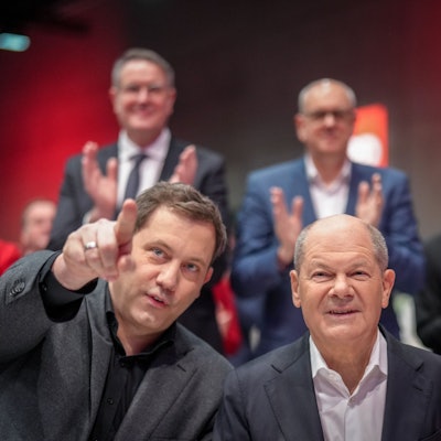 1Da geht's lang: Hat der SPD-Co-Vorsitzende Lars Klingbeil (links) versucht, Olaf Scholz von einer erneuten Kanzlerkandidatur abzubringen? Die Aufnahme zeigt diebeiden Spitzenpolitiker beim außerordentlichen SPD-Bundesparteitag im Januar 2025.