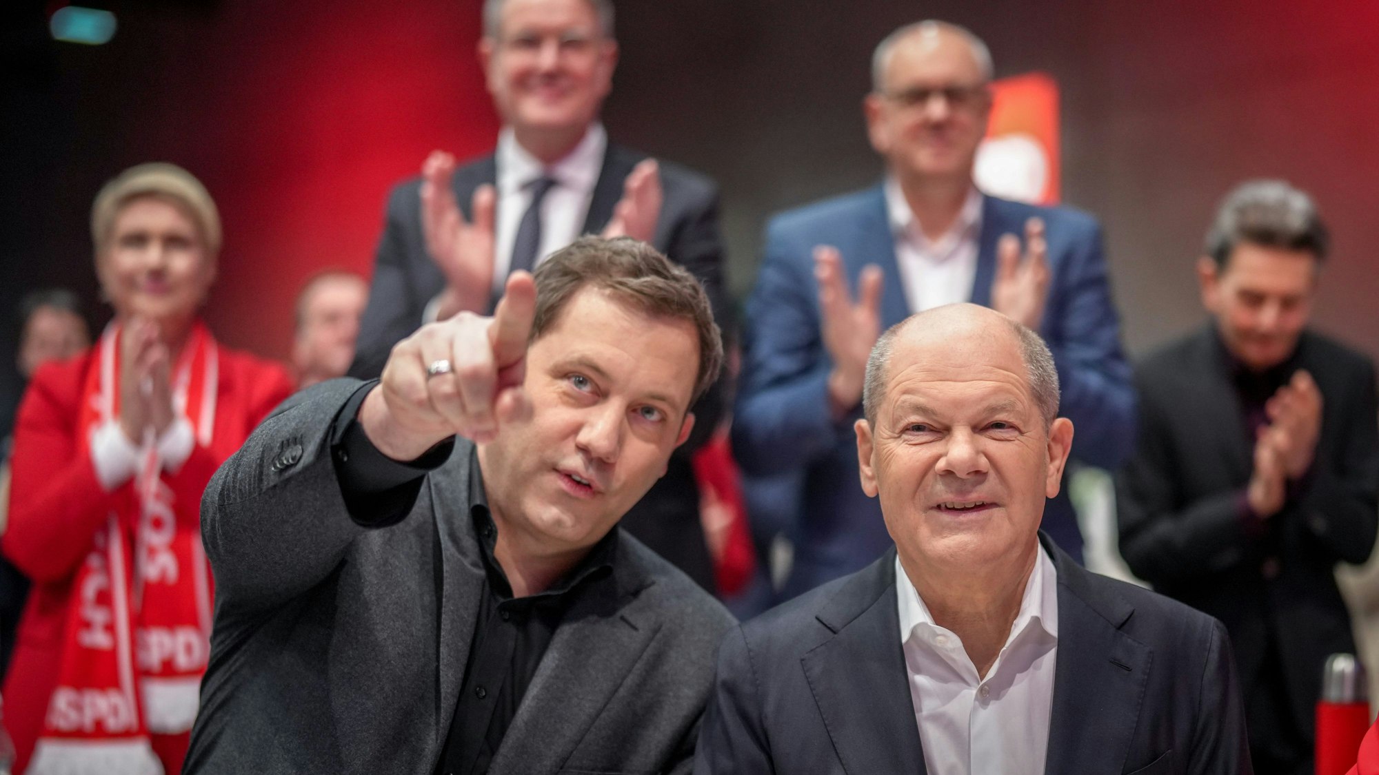 1Da geht's lang: Hat der SPD-Co-Vorsitzende Lars Klingbeil (links) versucht, Olaf Scholz von einer erneuten Kanzlerkandidatur abzubringen? Die Aufnahme zeigt diebeiden Spitzenpolitiker beim außerordentlichen SPD-Bundesparteitag im Januar 2025.
