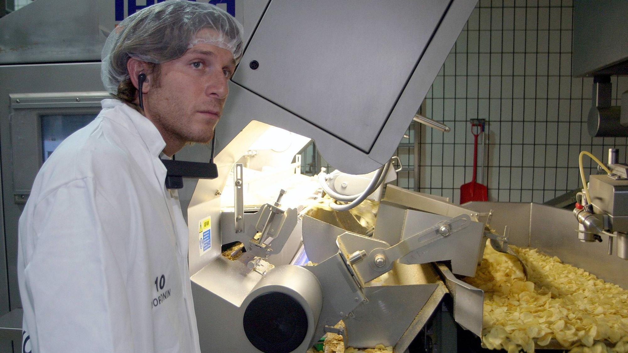 Andreij Woronin bei einem Besuch in einer Chipsfabrik