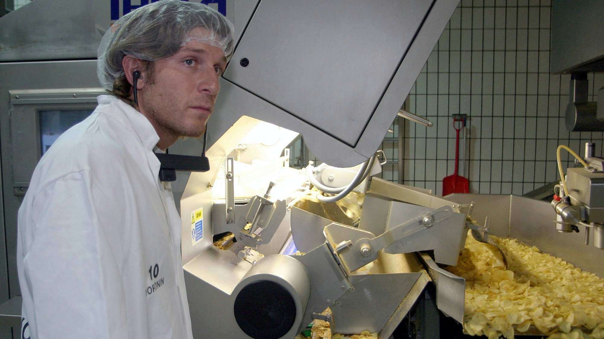 Andreij Woronin bei einem Besuch in einer Chipsfabrik