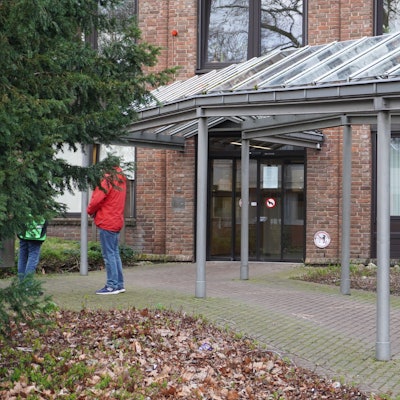 Das Foto zeigt den Eingang zum Kerpener Rathaus.