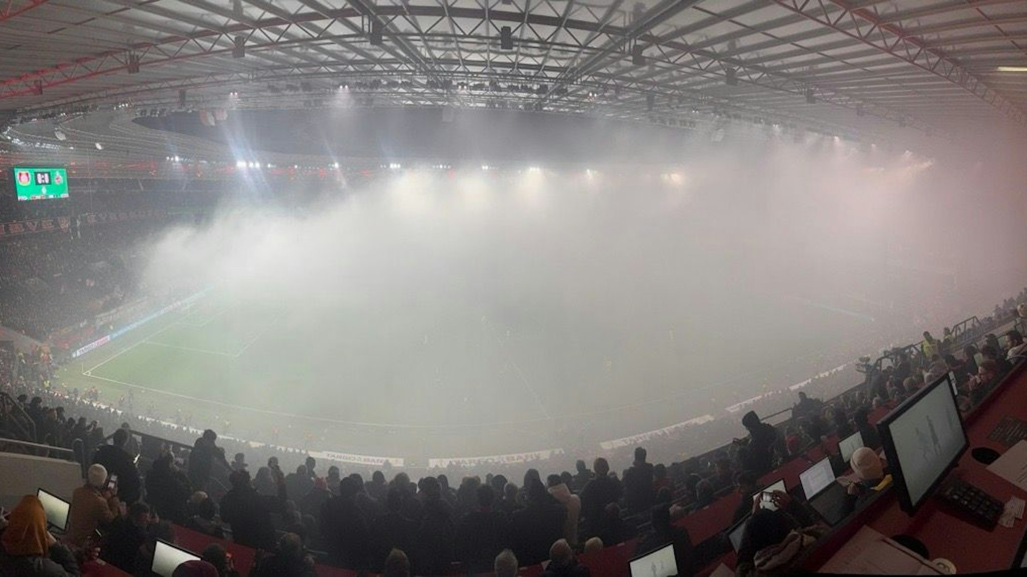 Starke Rauchentwicklung in der Bay-Arena: Für rund neun Minuten musste die Partie zwischen Köln und Leverkusen unterbrochen werden.