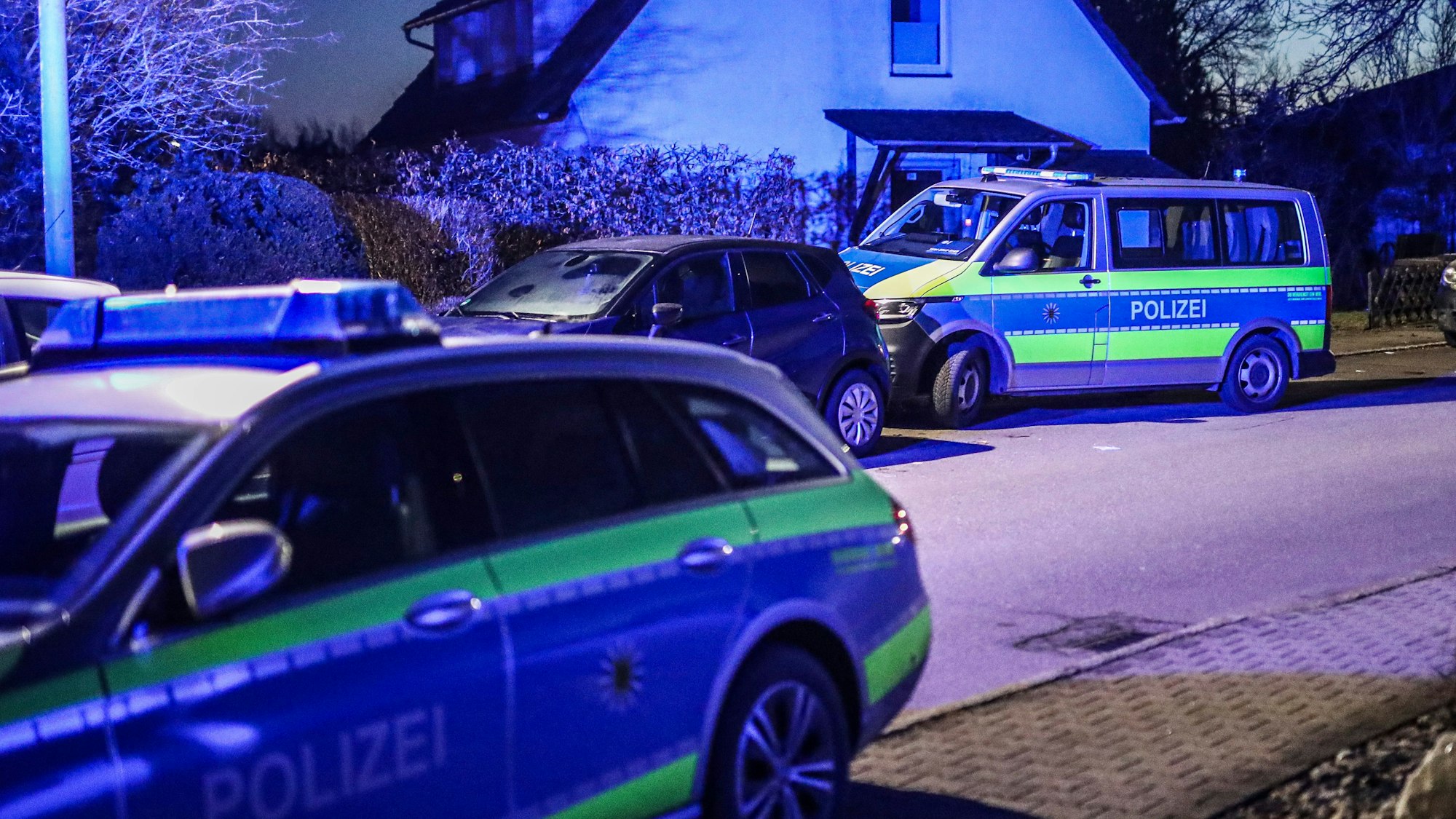 Polizeifahrzeuge sind in einer Straße im Einsatz.