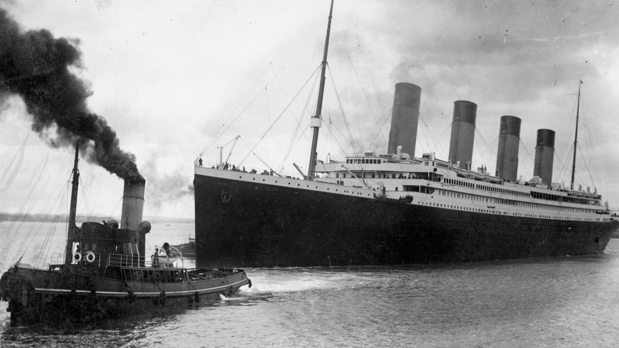 Die Titanic begann ihre Jungfernfahrt von Southampton nach New York am Mittwoch, dem 10. April 1912, unter ihrem Kapitän Edward Smith.