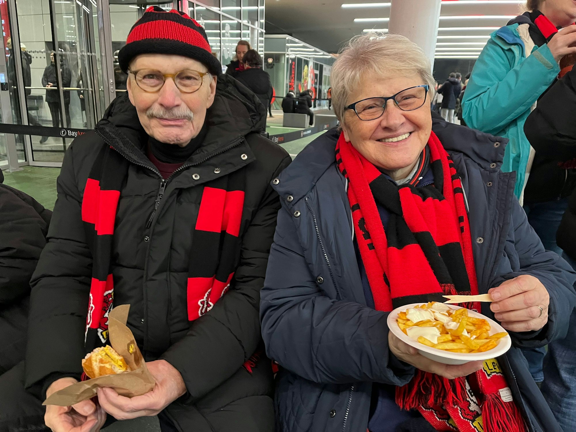 Fans vor dem Stadion