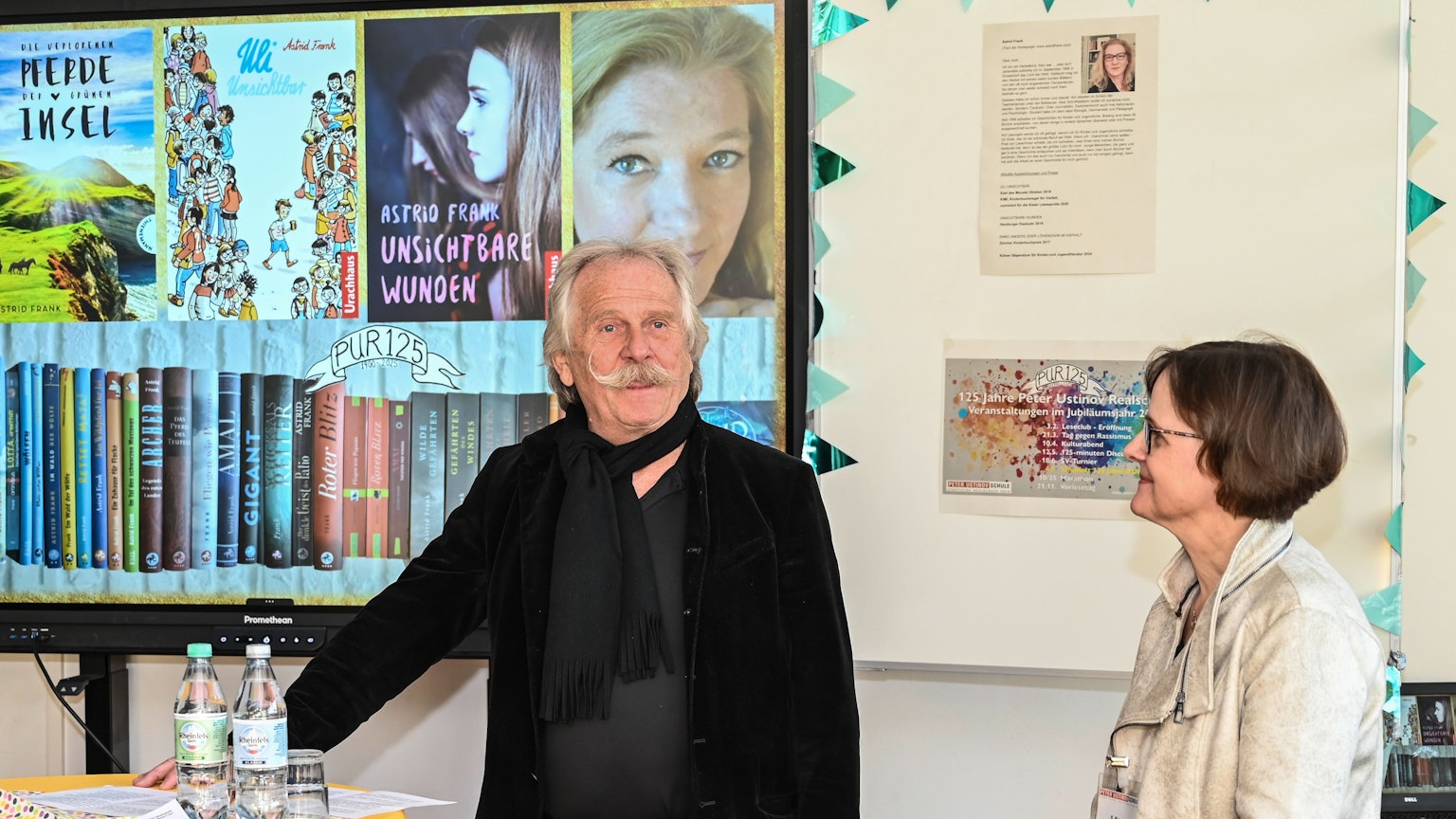 Bei der Eröffnung des 100. Leseclubs in der Peter-Ustinov-Realschule: Leseclub-Botschafter Henning Krautmacher und Schulleiterin Susanne Braun im Gespräch.