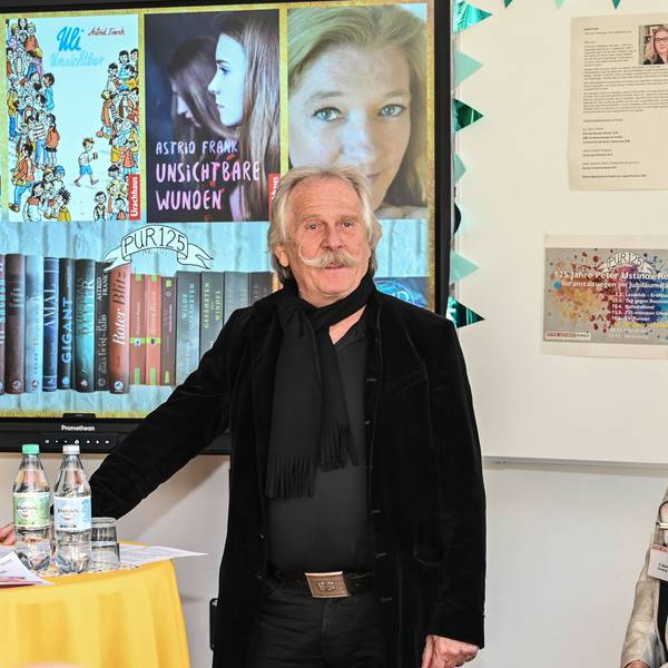 Bei der Eröffnung des 100. Leseclubs in der Peter-Ustinov-Realschule: Leseclub-Botschafter Henning Krautmacher und Schulleiterin Susanne Braun im Gespräch.