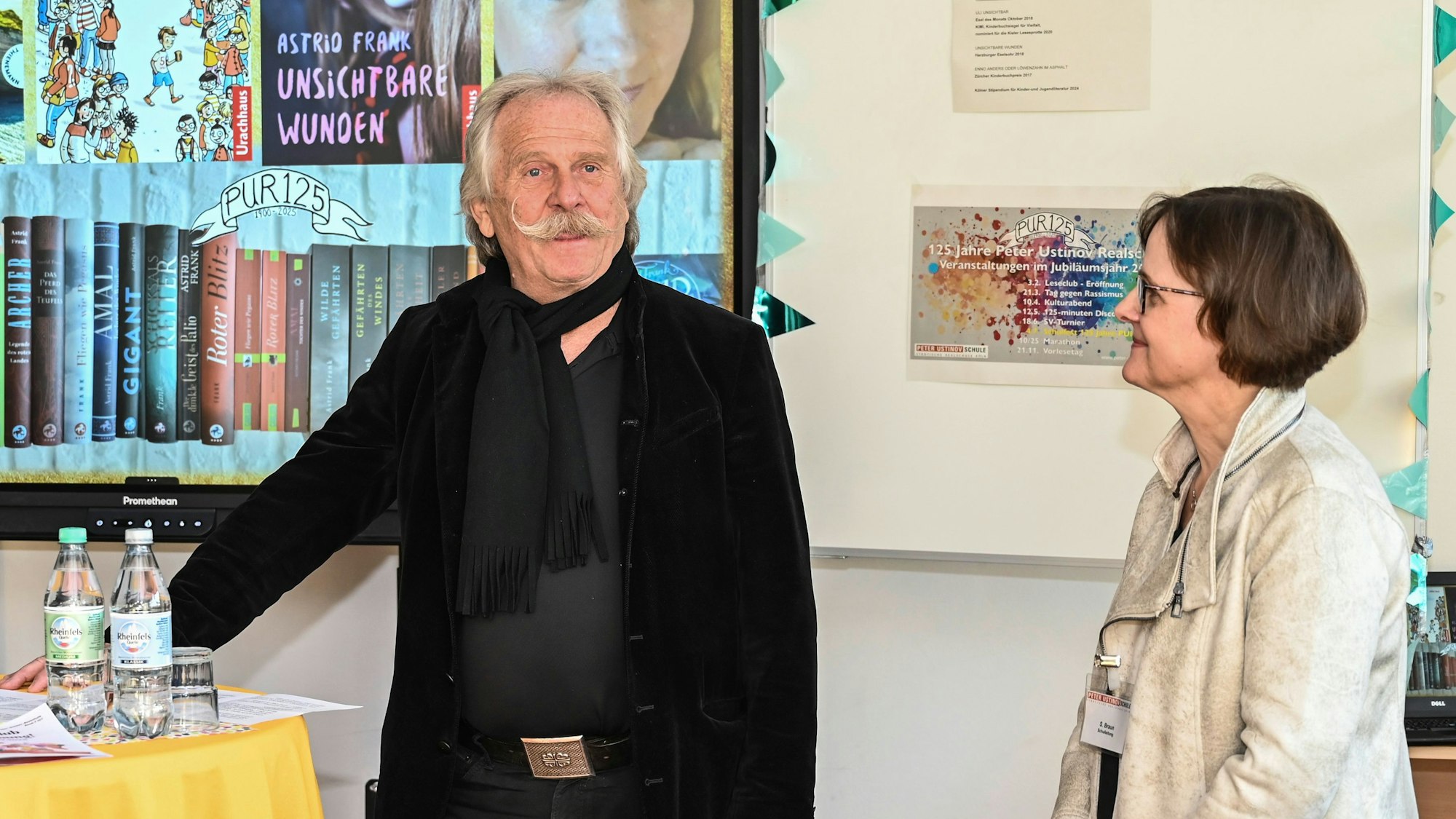 Bei der Eröffnung des 100. Leseclubs in der Peter-Ustinov-Realschule: Leseclub-Botschafter Henning Krautmacher und Schulleiterin Susanne Braun im Gespräch.