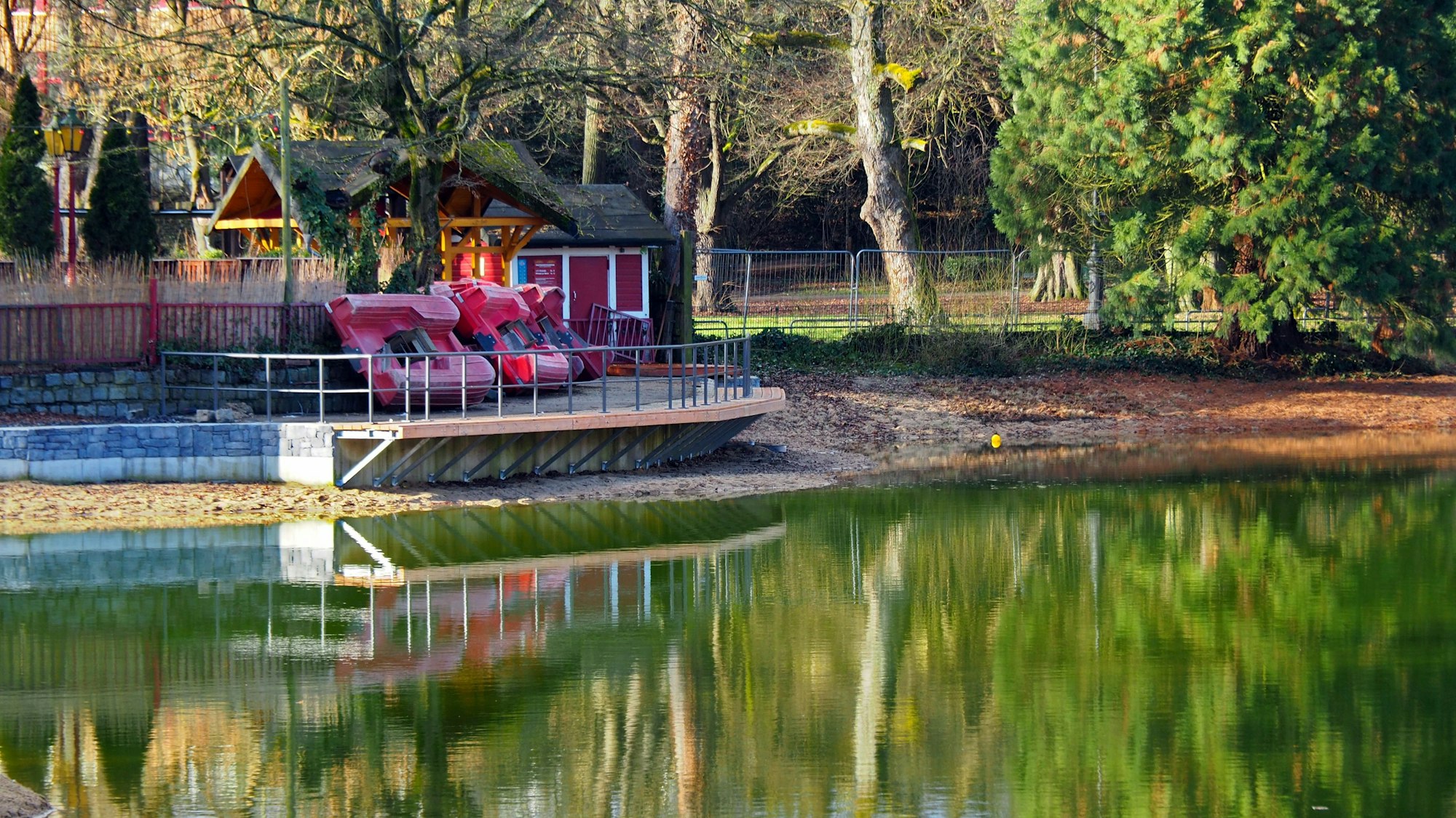 Die untere Terrasse des Biergartens erhielt ein neues Betonfundament.