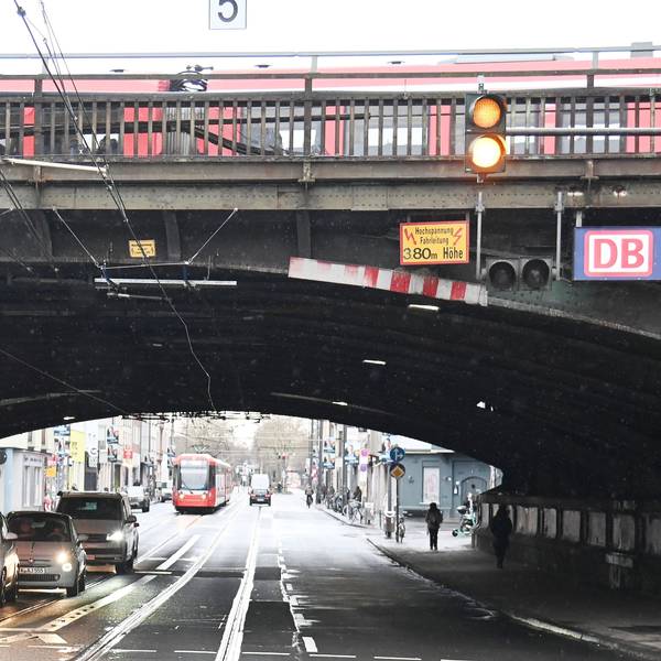 Der Bahnübergang auf der Luxemburger Straße soll abgebrochen und neu gebaut werden. Der VCD fordert für die 17 Monate lange Vollsperrung ab Januar 2028 zwischen Köln und Bonn mehr Alternativen für Pendler.