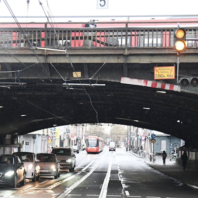Der Bahnübergang auf der Luxemburger Straße soll abgebrochen und neu gebaut werden. Der VCD fordert für die 17 Monate lange Vollsperrung ab Januar 2028 zwischen Köln und Bonn mehr Alternativen für Pendler.