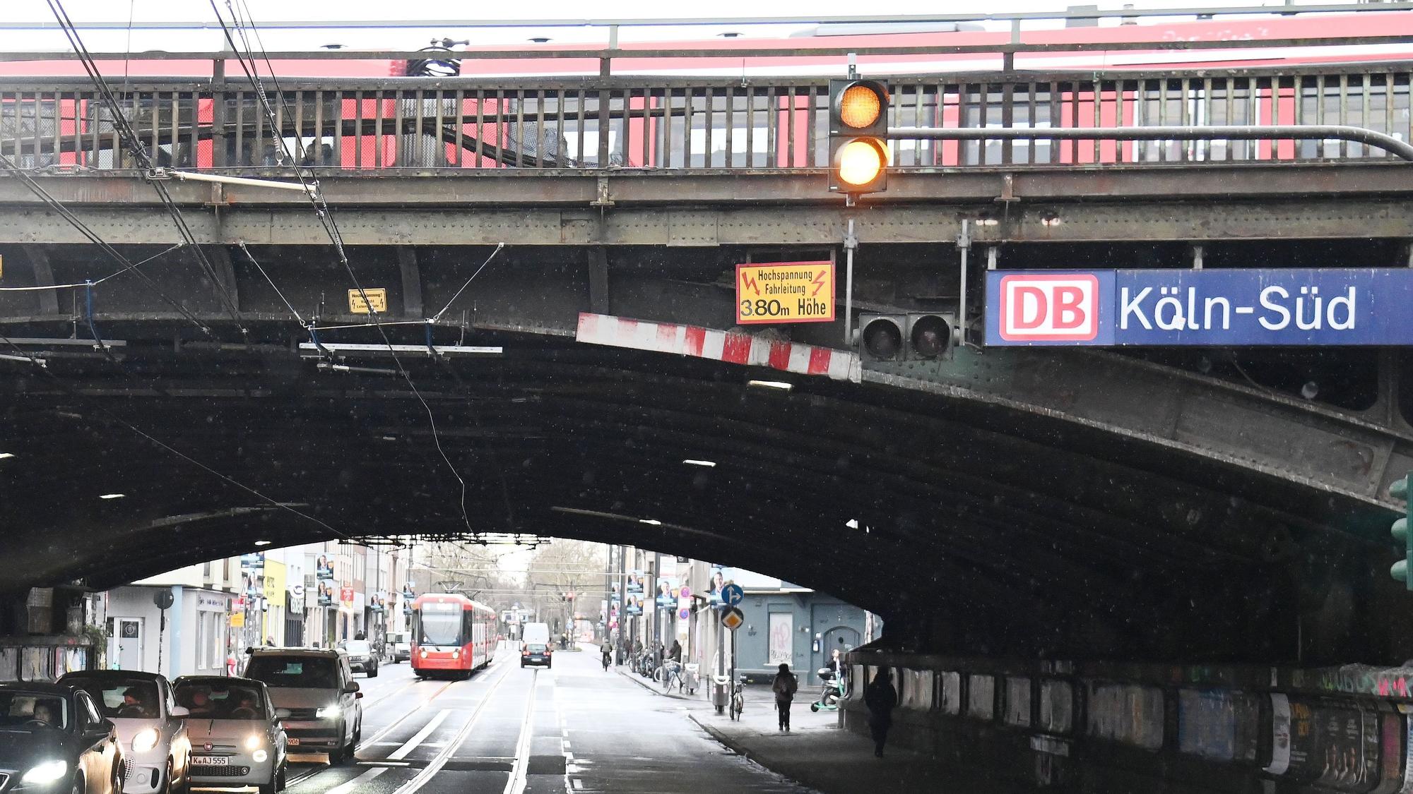 Der Bahnübergang auf der Luxemburger Straße soll abgebrochen und neu gebaut werden. Der VCD fordert für die 17 Monate lange Vollsperrung ab Januar 2028 zwischen Köln und Bonn mehr Alternativen für Pendler.
