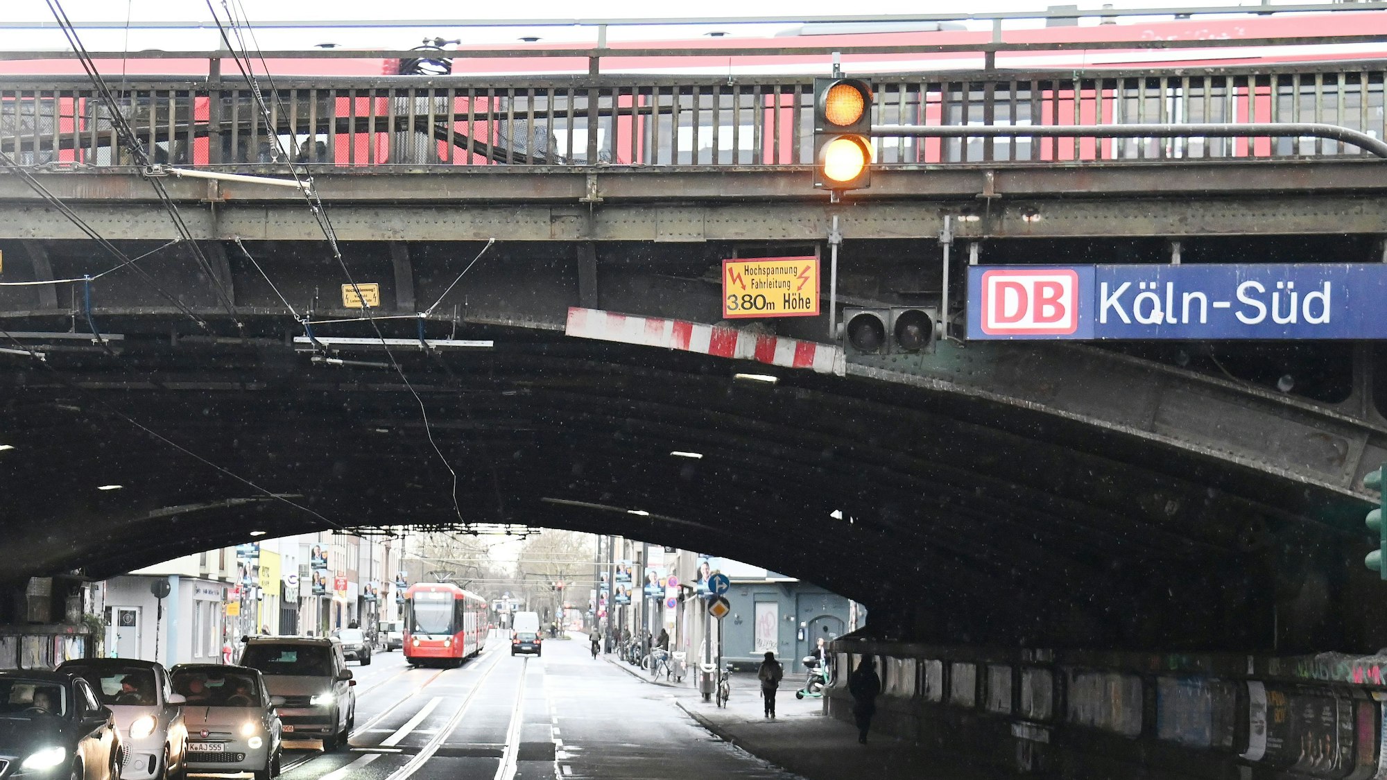 24.01.2025 Köln. Der Bahnübergang auf der Luxemburger Straße. Foto: Alexander Schwaiger