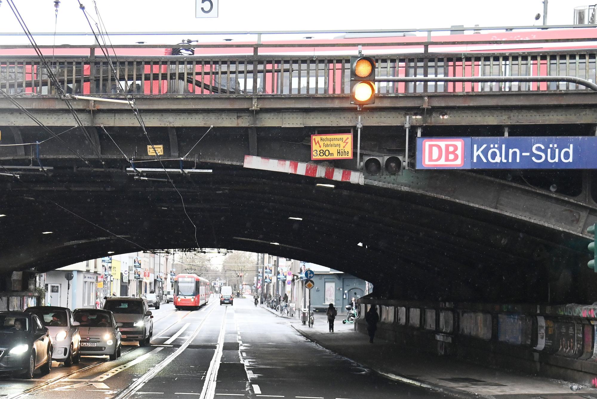 24.01.2025 Köln. Der Bahnübergang auf der Luxemburger Straße. Foto: Alexander Schwaiger
