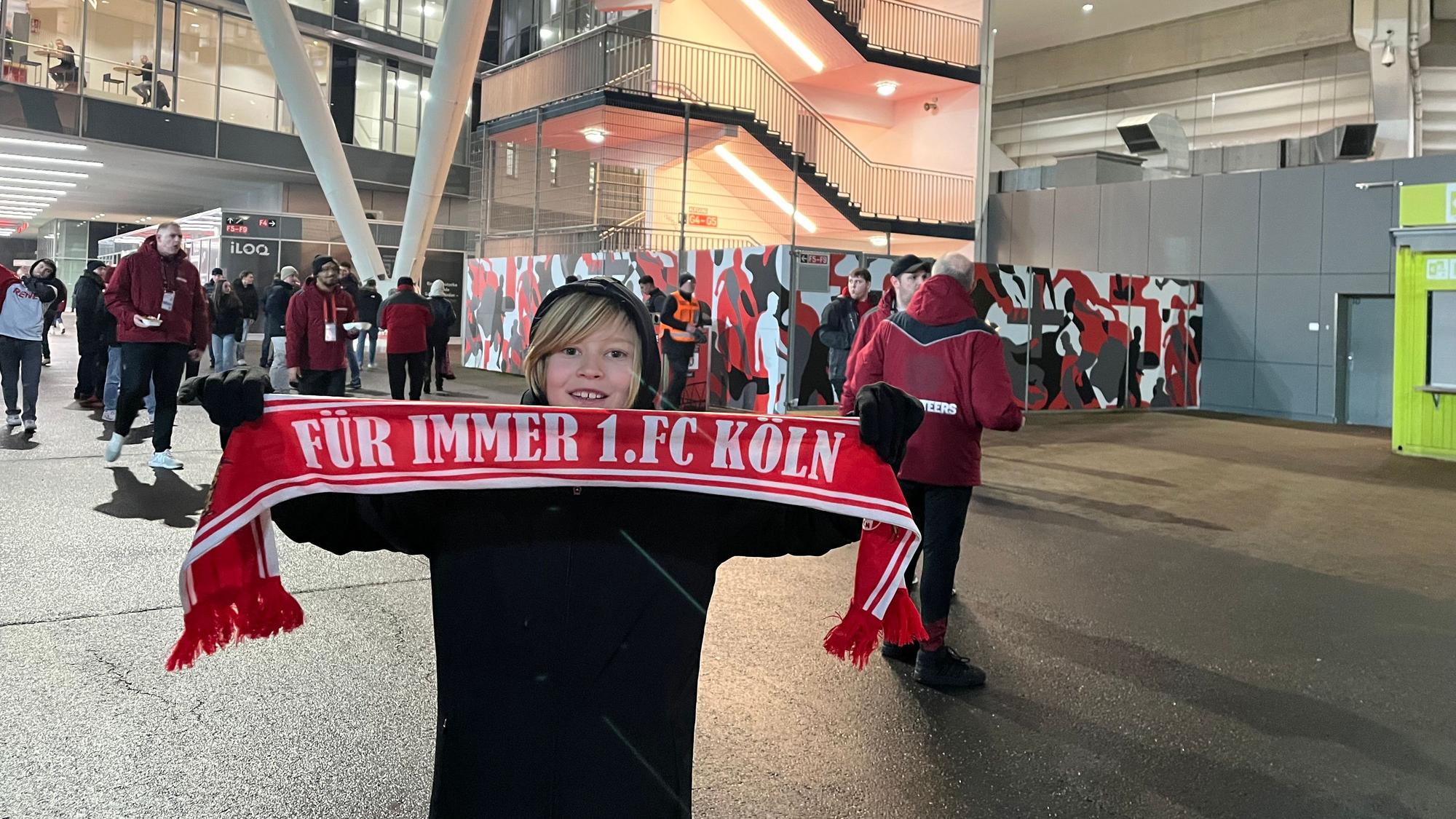 Junge mit FC-Schal