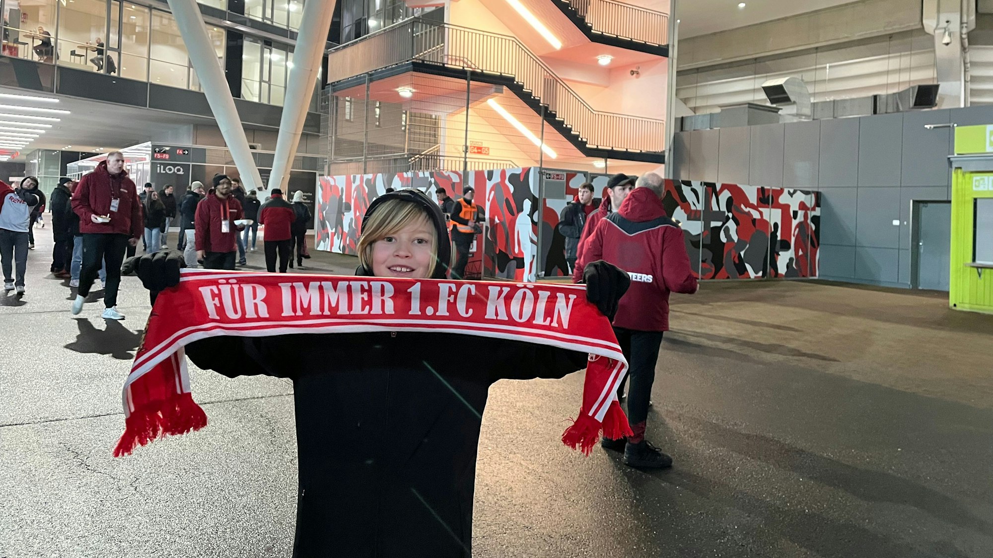 Junge mit FC-Schal