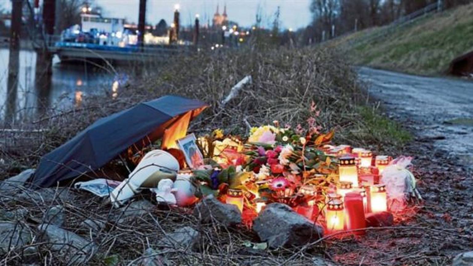 Kerzen am Rheinufer erinnern an den hier erstochenen, 15-jährigen Dara K.