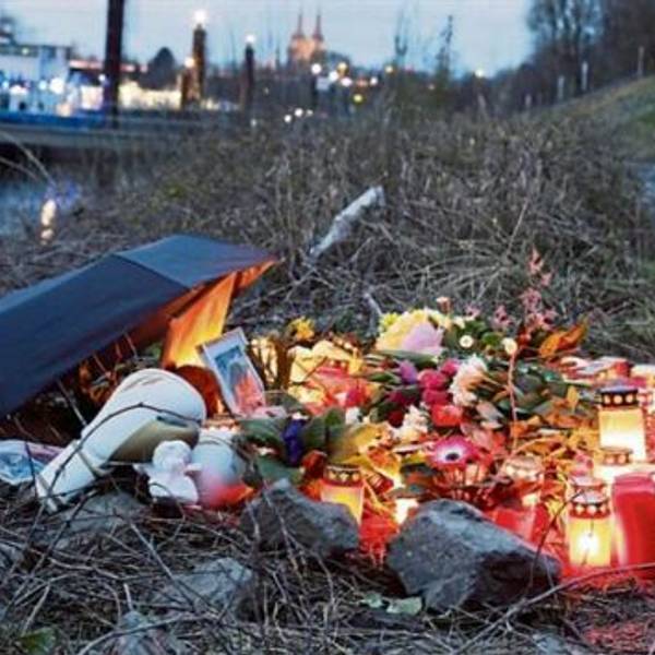 Kerzen am Rheinufer erinnern an den hier erstochenen, 15-jährigen Dara K.