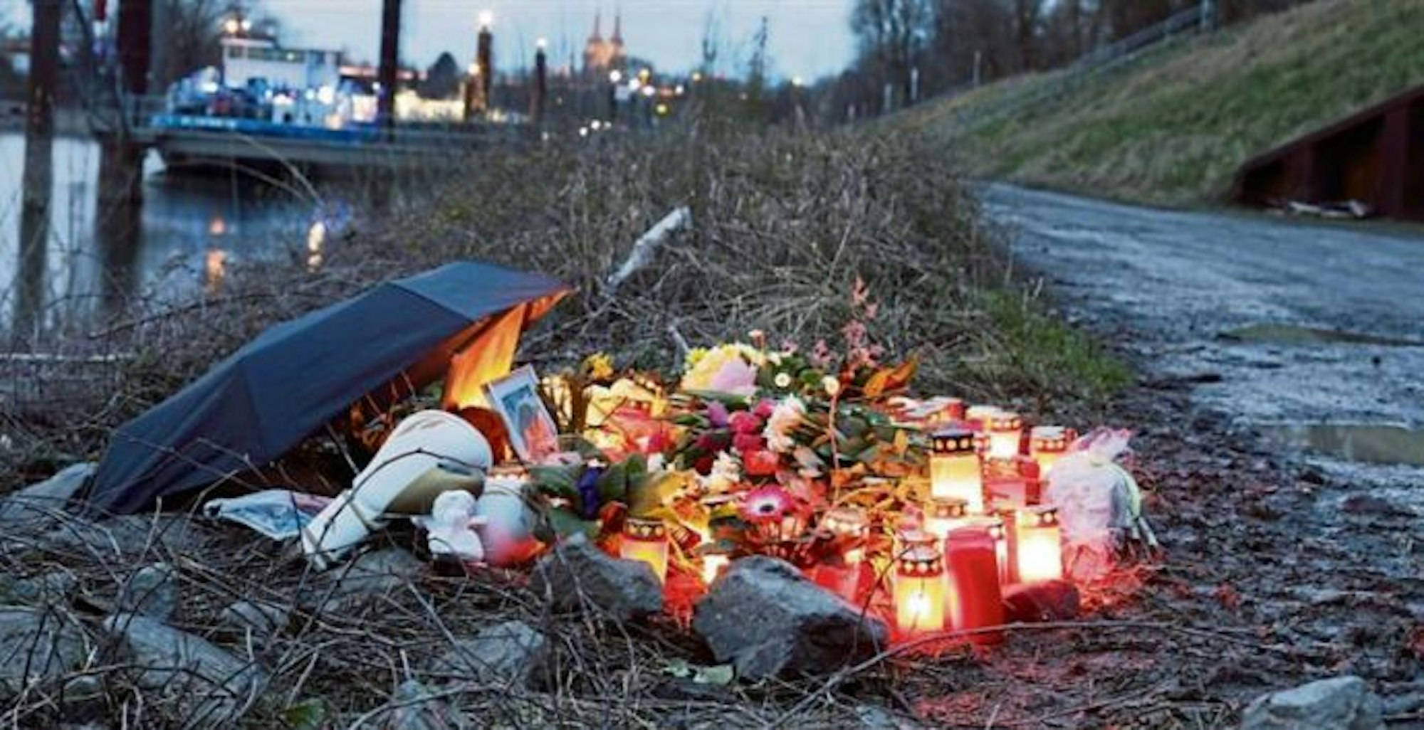 Kerzen am Rheinufer erinnern an den hier erstochenen, 15-jährigen Dara K.