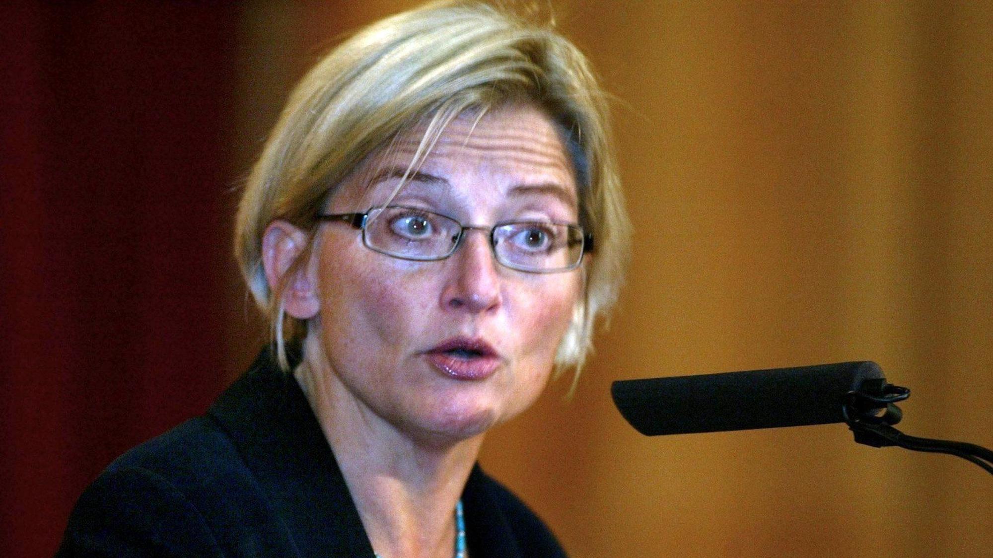 Anna Lindh spricht in Mikro.