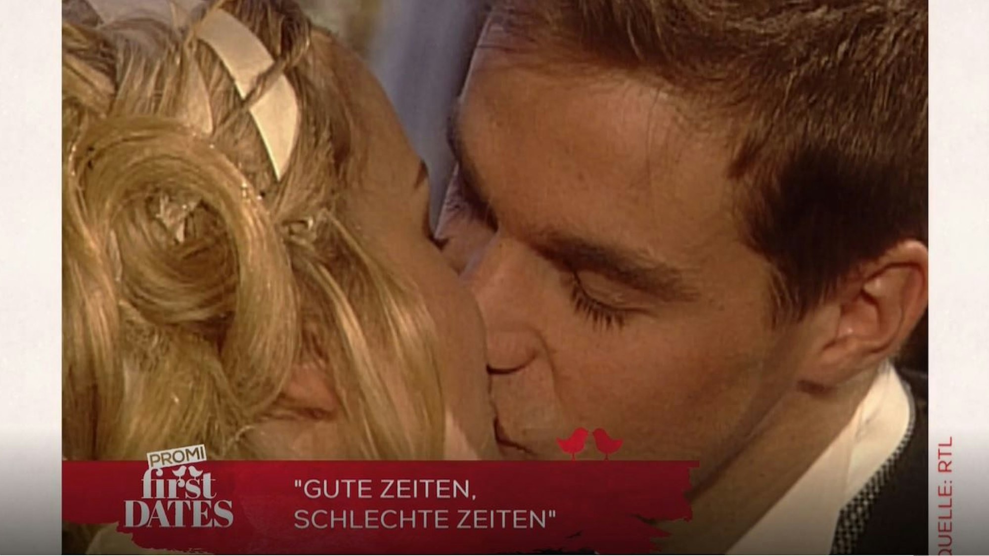 Vox blendet aus dem RTL-Archiv eine Kussszene aus GZSZ ein: Raphael (r.) spielt Andy Lehmann, der in dieser Folge heiratet.