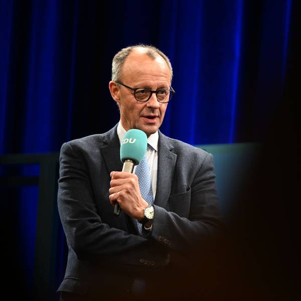 Friedrich Merz, Kanzlerkandidat der CDU, spricht in der Stadthalle während seiner Wahlkampftour.