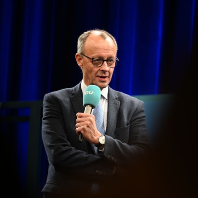 Friedrich Merz, Kanzlerkandidat der CDU, spricht in der Stadthalle während seiner Wahlkampftour.